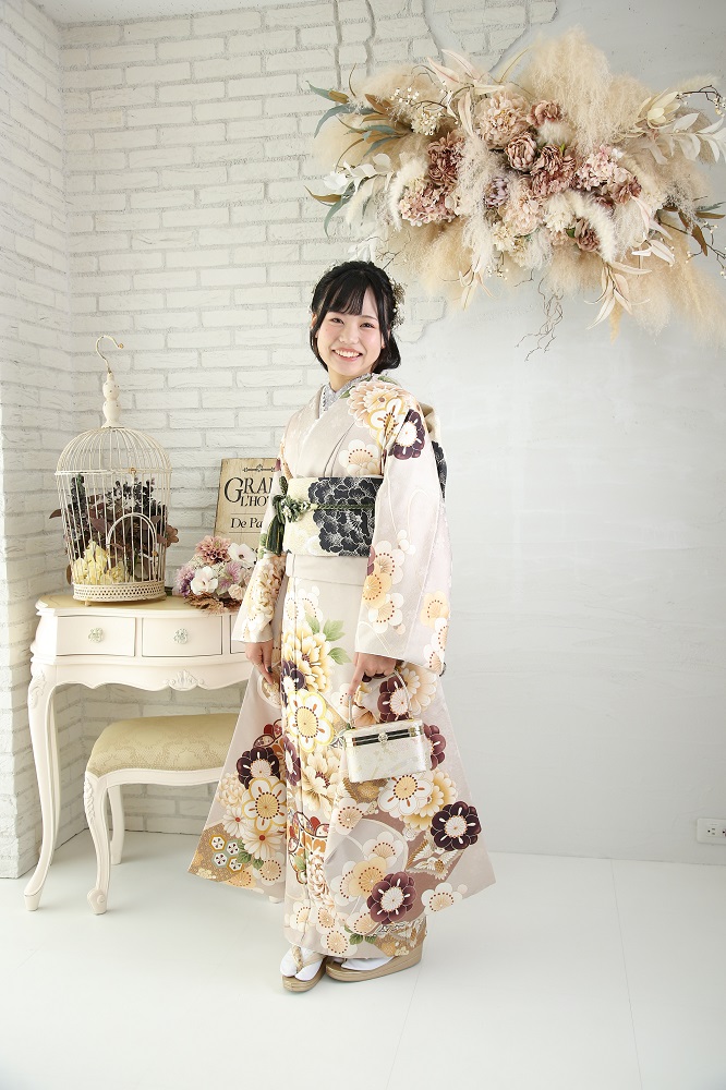 振袖前撮り撮影会でトレンドのクリーム地の振袖を着てバッグをもっている女性